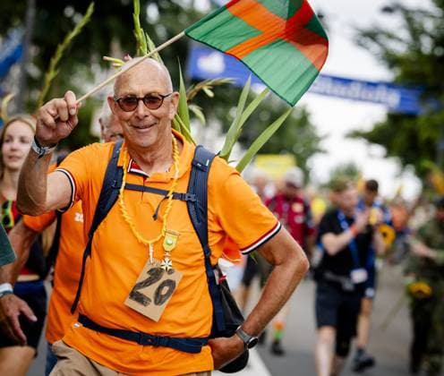 NIJMEGEN - Walkers are cheered on the Via Gladiola during the final day of the Nijmegen Four Days Marches. ANP SEM VAN DER WAL netherlands out - belgium out  Copyright: xx x564197851x originalFilename: 564197851.jpg