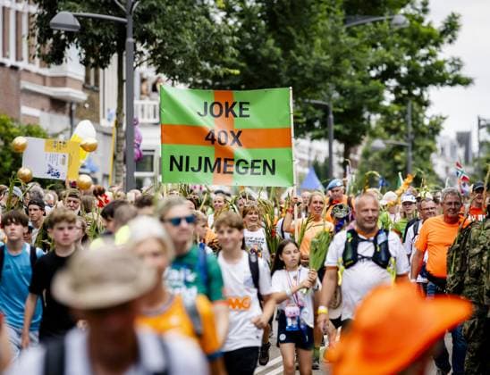 NIJMEGEN - Walkers are cheered on the Via Gladiola during the final day of the Nijmegen Four Days Marches. ANP SEM VAN DER WAL netherlands out - belgium out  Copyright: xx x564198443x originalFilename: 564198443.jpg