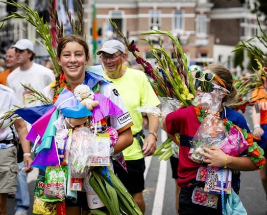 NIJMEGEN - Young walkers with candy on the Via Gladiola during the last day of the Nijmegen Four Days Marches. ANP SEM VAN DER WAL netherlands out - belgium out  Copyright: xx x564198479x originalFilename: 564198479.jpg