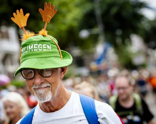 NIJMEGEN - Walkers are cheered on the Via Gladiola during the final day of the Nijmegen Four Days Marches. ANP SEM VAN DER WAL netherlands out - belgium out  Copyright: xx x564198668x originalFilename: 564198668.jpg