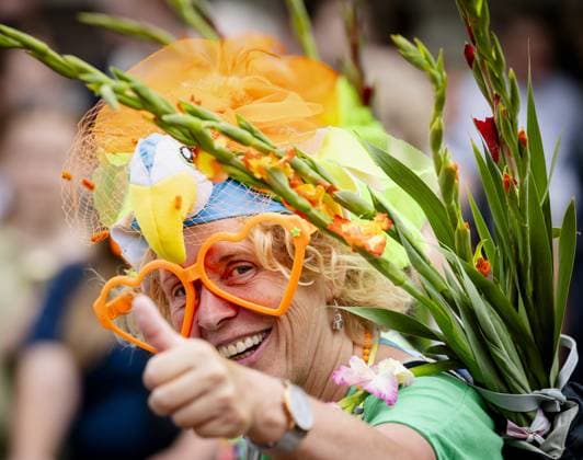 NIJMEGEN - Walkers are cheered on the Via Gladiola during the final day of the Nijmegen Four Days Marches. ANP SEM VAN DER WAL netherlands out - belgium out  Copyright: xx x564198697x originalFilename: 564198697.jpg