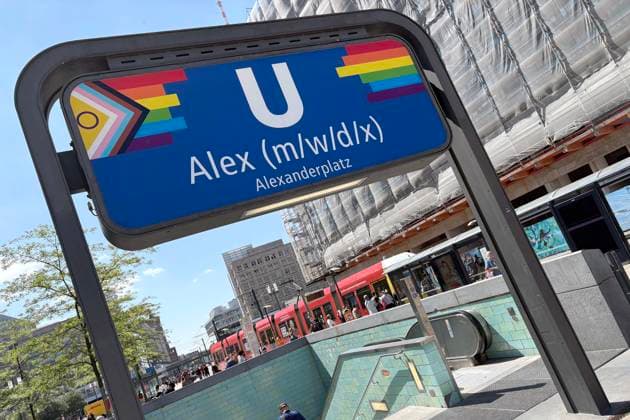 24.07.2026, U-Bahnhof Alexanderplatz in Berlin, zum CSD in Regenbogenfarben gebrandet, Alex, m,w,d,x, Berlin Deutschland, Germany *** July 24, 2026, Alexanderplatz subway station in Berlin, decorated in rainbow colors for CSD, Alex, m, w, d, x, Berlin, Germany