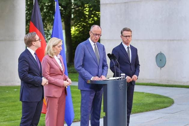 Berlin, Deutschland, 24.07.2026: Bundeskanzleramt: Vorstellung Kabinettsumbildung: L-R: Philipp Amthor, Nina Warken, Bundeskanzler Friedrich Merz und Carsten Linnemann, alle CDU *** Berlin, Germany, July 24, 2026; Federal Chancellery: Presentation of the Cabinet reshuffle; L to R: Philipp Amthor, Nina Warken, Federal Chancellor Friedrich Merz, and Carsten Linnemann, all CDU Copyright: xdtsxNachrichtenagenturx dts_128389