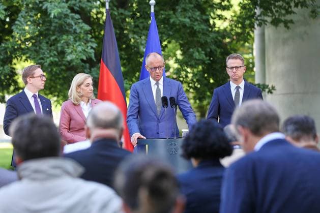 Berlin, Deutschland, 24.07.2026: Bundeskanzleramt: Vorstellung Kabinettsumbildung: L-R: Philipp Amthor, Nina Warken, Bundeskanzler Friedrich Merz und Carsten Linnemann, alle CDU *** Berlin, Germany, July 24, 2026; Federal Chancellery: Presentation of the Cabinet reshuffle; L to R: Philipp Amthor, Nina Warken, Federal Chancellor Friedrich Merz, and Carsten Linnemann, all CDU Copyright: xdtsxNachrichtenagenturx dts_128407