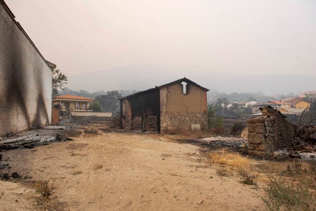 The Ávila City Council has launched an operation to assist residents of El Tiemblo who were evacuated from some homes following the wildfire, as of July 24, 2026, in El Tiemblo, Ávila, Castile and León, Spain. The Ávila City Council has launched an operation to assist residents of El Tiemblo—who were evacuated due to the Burgohondo fire—in the city. The operation, which began late Thursday evening, has been organized to assist with the transportation and evacuation of these residents, municipal sources told Europa Press. The mayor of Ávila, Jesús Manuel Sánchez Cabrera, is leading the operation, which includes personnel from the Prevention, Firefighting, and Rescue Service (SPEIS), the Local Police, and Ávila’s Civil Protection Agency, all  Copyright: xGabrixSolerax 7685192