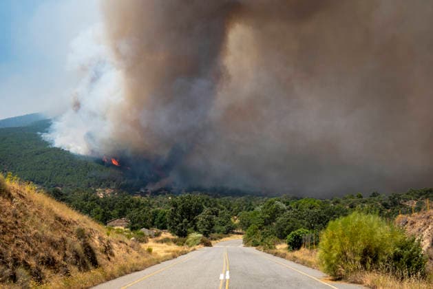 The Ávila City Council has launched an operation to assist the evacuated residents of El Tiemblo. A thick column of smoke near El Castanar in El Tiemblo, on July 24, 2026, in El Tiemblo, Ávila, Castile and León, Spain. The Ávila City Council has launched an operation to assist residents of El Tiemblo—who were evacuated due to the Burgohondo fire—in the city. The operation, which began late Thursday evening, has been organized to assist with the transportation and evacuation of these residents, municipal sources told Europa Press. The mayor of Ávila, Jesús Manuel Sánchez Cabrera, is leading the operation, which includes personnel from the Prevention, Firefighting, and Rescue Service (SPEIS), the Local Police, and Ávila’s Civil Protection Ag  Copyright: xGabrixSolerax 7685182