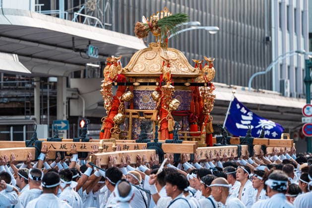General view, July 24, 2026 - Participants carry portable shrines (mikoshi) during the Kanko-sai return procession of the Gion Matsuri in Kyoto, Japan. Held on July 24, the procession marks the return of the deities from the Otabisho to Yasaka Shrine, concluding one of Japan s most renowned traditional festivals.  aflo_338984759