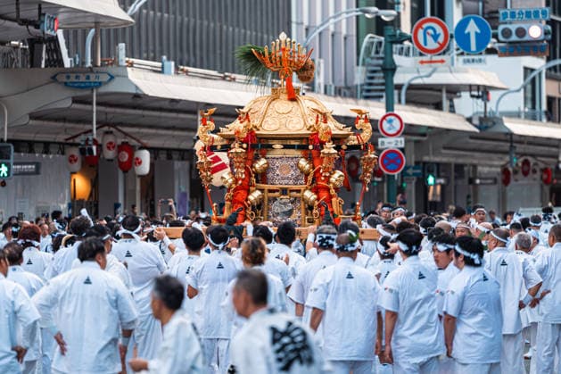 General view, July 24, 2026 - Participants carry portable shrines (mikoshi) during the Kanko-sai return procession of the Gion Matsuri in Kyoto, Japan. Held on July 24, the procession marks the return of the deities from the Otabisho to Yasaka Shrine, concluding one of Japan s most renowned traditional festivals.  aflo_338984761