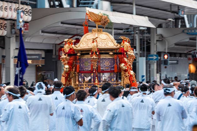 General view, July 24, 2026 - Participants carry portable shrines (mikoshi) during the Kanko-sai return procession of the Gion Matsuri in Kyoto, Japan. Held on July 24, the procession marks the return of the deities from the Otabisho to Yasaka Shrine, concluding one of Japan s most renowned traditional festivals.  aflo_338984765