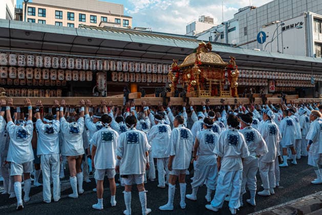 General view, July 24, 2026 - Participants carry portable shrines (mikoshi) during the Kanko-sai return procession of the Gion Matsuri in Kyoto, Japan. Held on July 24, the procession marks the return of the deities from the Otabisho to Yasaka Shrine, concluding one of Japan s most renowned traditional festivals.  aflo_338984793