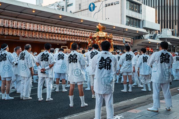 General view, July 24, 2026 - Participants carry portable shrines (mikoshi) during the Kanko-sai return procession of the Gion Matsuri in Kyoto, Japan. Held on July 24, the procession marks the return of the deities from the Otabisho to Yasaka Shrine, concluding one of Japan s most renowned traditional festivals.  aflo_338984811