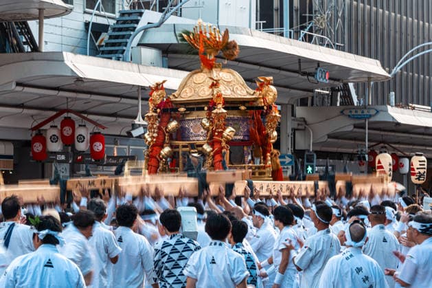 General view, July 24, 2026 - Participants carry portable shrines (mikoshi) during the Kanko-sai return procession of the Gion Matsuri in Kyoto, Japan. Held on July 24, the procession marks the return of the deities from the Otabisho to Yasaka Shrine, concluding one of Japan s most renowned traditional festivals.  aflo_338984813