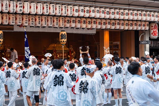 General view, July 24, 2026 - Participants carry portable shrines (mikoshi) during the Kanko-sai return procession of the Gion Matsuri in Kyoto, Japan. Held on July 24, the procession marks the return of the deities from the Otabisho to Yasaka Shrine, concluding one of Japan s most renowned traditional festivals.  aflo_338984814