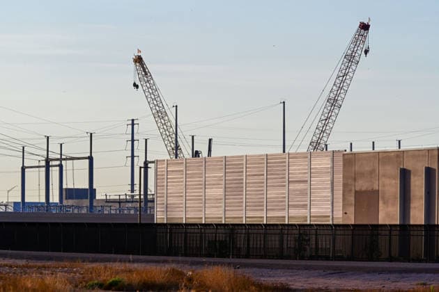 July 24, 2026, Mesa, Arizona, USA: A large data center campus is under construction in the Phoenix metropolitan area. As demand for artificial intelligence, digital storage and computing grows, rapid expansion of data center infrastructure in the United States and worldwide has fueled debate over the facilities electricity and water use. Mesa USA - ZUMAb270 20260724_znp_b270_001 Copyright: xEduardoxBarrazax