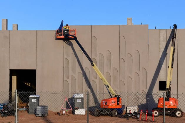 July 24, 2026, Mesa, Arizona, USA: A large data center campus is under construction in the Phoenix metropolitan area. As demand for artificial intelligence, digital storage and computing grows, rapid expansion of data center infrastructure in the United States and worldwide has fueled debate over the facilities electricity and water use. Mesa USA - ZUMAb270 20260724_znp_b270_002 Copyright: xEduardoxBarrazax