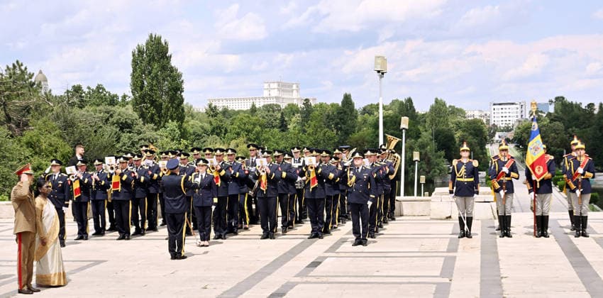 RECORD DATE NOT STATED President Droupadi Murmu pays her respects at the Tomb of the Unknown Soldier, Bucharest Bucharest Romania , Jul 24 (ANI): President Droupadi Murmu arrives to pay her respects at the Tomb of the Unknown Soldier, in Bucharest on Friday. (@rashtrapatibhvn X ANI Photo) Bucharest Romania Copyright: xANIx ANI_20260724334