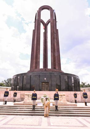 RECORD DATE NOT STATED President Droupadi Murmu pays her respects at the Tomb of the Unknown Soldier, Bucharest Bucharest Romania , Jul 24 (ANI): President Droupadi Murmu pays her respects at the Tomb of the Unknown Soldier, in Bucharest on Friday. (@rashtrapatibhvn X ANI Photo) Bucharest Romania Copyright: xANIx ANI_20260724335