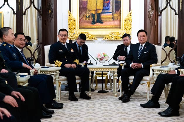 Chinese Defense Minister Admiral Dong Jun meeting with the Thai PM in Bangkok - 24 Jul 2026 Chinese Defense Minister Admiral Dong Jun (L) and Thai Prime Minister Anutin Charnvirakul (R) attend a meeting at Government House in Bangkok. Bangkok Thailand Copyright: xPeeraponxBoonyakiatx xSOPAxImagesx Admiral_Dong_Jun-7