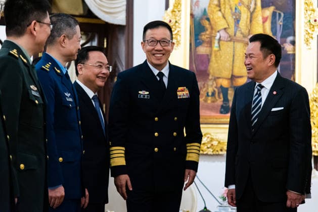 Chinese Defense Minister Admiral Dong Jun meeting with the Thai PM in Bangkok - 24 Jul 2026 Chinese Defense Minister Admiral Dong Jun (C) speaks with Thai Prime Minister Anutin Charnvirakul (R) during a meeting at Government House in Bangkok. Bangkok Thailand Copyright: xPeeraponxBoonyakiatx xSOPAxImagesx Admiral_Dong_Jun-13