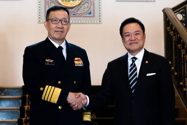Chinese Defense Minister Admiral Dong Jun meeting with the Thai PM in Bangkok - 24 Jul 2026 Chinese Defense Minister Admiral Dong Jun (L) shakes hands with Thai Prime Minister Anutin Charnvirakul (R) during a meeting at Government House in Bangkok. Bangkok Thailand Copyright: xPeeraponxBoonyakiatx xSOPAxImagesx Admiral_Dong_Jun-15
