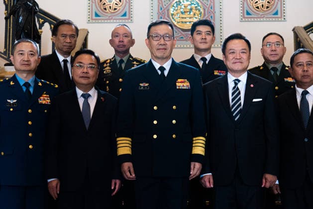 Chinese Defense Minister Admiral Dong Jun meeting with the Thai PM in Bangkok - 24 Jul 2026 Chinese Defense Minister Admiral Dong Jun (C) and Thai Prime Minister Anutin Charnvirakul (2nd from the right) pose for a photo during a meeting at Government House in Bangkok. Bangkok Thailand Copyright: xPeeraponxBoonyakiatx xSOPAxImagesx Admiral_Dong_Jun-16