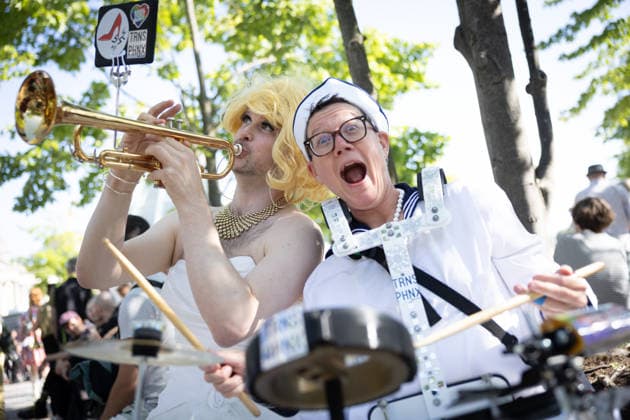 Drag March im Rahmen des 48. Berliner Christopher Street Day (CSD) (Foto vom 24.07.2026). Drags sind Maenner und Frauen, die das jeweils andere Geschlecht kuenstlerisch darstellen und parodieren. Der CSD in Berlin ist mit vielfaeltigen Veranstaltungen eroeffnet worden. Auf dem Programm standen am Freitag unter anderem eine Drag-Parade und ein anschliessender Demokratieabend. Die evangelische Kirche hatte zu einem multireligioesen Gottesdienst in der Marienkirche am Alexanderplatz eingeladen. Hoehepunkt des CSD ist die Parade am Samstag. (Siehe epd-Meldung vom 24.07.2026) EDITORIAL USE ONLY *** Drag March as part of the 48th Berlin Christopher Street Day (CSD). Photo from July 24, 2026. Drag performers are men and women who artistically Copyright: epd-bild HansxScherhaufer epd-Drag_March1