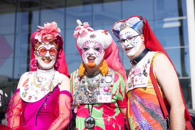 Drag March im Rahmen des 48. Berliner Christopher Street Day (CSD) (Foto vom 24.07.2026). Drags sind Maenner und Frauen, die das jeweils andere Geschlecht kuenstlerisch darstellen und parodieren. Der CSD in Berlin ist mit vielfaeltigen Veranstaltungen eroeffnet worden. Auf dem Programm standen am Freitag unter anderem eine Drag-Parade und ein anschliessender Demokratieabend. Die evangelische Kirche hatte zu einem multireligioesen Gottesdienst in der Marienkirche am Alexanderplatz eingeladen. Hoehepunkt des CSD ist die Parade am Samstag. (Siehe epd-Meldung vom 24.07.2026) EDITORIAL USE ONLY *** Drag March as part of the 48th Berlin Christopher Street Day (CSD). Photo from July 24, 2026. Drag performers are men and women who artistically Copyright: epd-bild HansxScherhaufer epd-Drag_March6