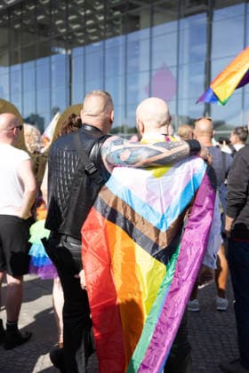Drag March im Rahmen des 48. Berliner Christopher Street Day (CSD) (Foto vom 24.07.2026). Drags sind Maenner und Frauen, die das jeweils andere Geschlecht kuenstlerisch darstellen und parodieren. Der CSD in Berlin ist mit vielfaeltigen Veranstaltungen eroeffnet worden. Auf dem Programm standen am Freitag unter anderem eine Drag-Parade und ein anschliessender Demokratieabend. Die evangelische Kirche hatte zu einem multireligioesen Gottesdienst in der Marienkirche am Alexanderplatz eingeladen. Hoehepunkt des CSD ist die Parade am Samstag. (Siehe epd-Meldung vom 24.07.2026) EDITORIAL USE ONLY *** Drag March as part of the 48th Berlin Christopher Street Day (CSD). Photo from July 24, 2026. Drag performers are men and women who artistically Copyright: epd-bild HansxScherhaufer epd-Drag_March8