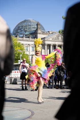 Drag March im Rahmen des 48. Berliner Christopher Street Day (CSD) (Foto vom 24.07.2026). Drags sind Maenner und Frauen, die das jeweils andere Geschlecht kuenstlerisch darstellen und parodieren. Der CSD in Berlin ist mit vielfaeltigen Veranstaltungen eroeffnet worden. Auf dem Programm standen am Freitag unter anderem eine Drag-Parade und ein anschliessender Demokratieabend. Die evangelische Kirche hatte zu einem multireligioesen Gottesdienst in der Marienkirche am Alexanderplatz eingeladen. Hoehepunkt des CSD ist die Parade am Samstag. (Siehe epd-Meldung vom 24.07.2026) EDITORIAL USE ONLY *** Drag March as part of the 48th Berlin Christopher Street Day (CSD). Photo from July 24, 2026. Drag performers are men and women who artistically Copyright: epd-bild HansxScherhaufer HSM22874