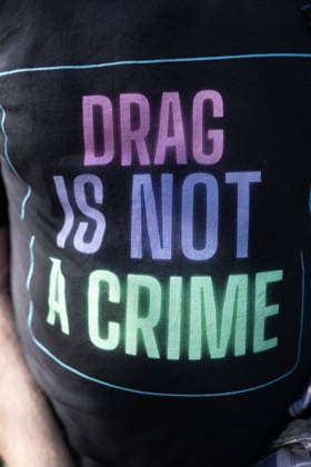 Drag March im Rahmen des 48. Berliner Christopher Street Day (CSD) (Foto vom 24.07.2026). Drags sind Maenner und Frauen, die das jeweils andere Geschlecht kuenstlerisch darstellen und parodieren. Der CSD in Berlin ist mit vielfaeltigen Veranstaltungen eroeffnet worden. Auf dem Programm standen am Freitag unter anderem eine Drag-Parade und ein anschliessender Demokratieabend. Die evangelische Kirche hatte zu einem multireligioesen Gottesdienst in der Marienkirche am Alexanderplatz eingeladen. Hoehepunkt des CSD ist die Parade am Samstag. (Siehe epd-Meldung vom 24.07.2026) EDITORIAL USE ONLY *** Drag March as part of the 48th Berlin Christopher Street Day (CSD). Photo from July 24, 2026. Drag performers are men and women who artistically Copyright: epd-bild HansxScherhaufer HSM22957