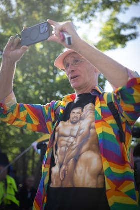 Drag March im Rahmen des 48. Berliner Christopher Street Day (CSD) (Foto vom 24.07.2026). Drags sind Maenner und Frauen, die das jeweils andere Geschlecht kuenstlerisch darstellen und parodieren. Der CSD in Berlin ist mit vielfaeltigen Veranstaltungen eroeffnet worden. Auf dem Programm standen am Freitag unter anderem eine Drag-Parade und ein anschliessender Demokratieabend. Die evangelische Kirche hatte zu einem multireligioesen Gottesdienst in der Marienkirche am Alexanderplatz eingeladen. Hoehepunkt des CSD ist die Parade am Samstag. (Siehe epd-Meldung vom 24.07.2026) EDITORIAL USE ONLY *** Drag March as part of the 48th Berlin Christopher Street Day (CSD). Photo from July 24, 2026. Drag performers are men and women who artistically Copyright: epd-bild HansxScherhaufer HSM22971