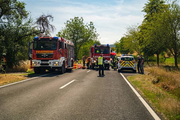 Windhose lässt Feuer an Traktor mit Ballenpresse auf einen Hektar Feld übergreifen Am 24.07.2026 brannte im östlichen Bereich von Neu-Anspach, in Richtung der Gemarkungsgrenze zu Usingen, ein Traktor mit Ballenpresse sowie eine zunächst rund 6.000 Quadratmeter große Feldfläche, die sich im Einsatzverlauf auf etwa einen Hektar ausweitete. Eine Windhose begünstigte die Ausbreitung der Flammen in Richtung des angrenzenden Bahndamms. Die Feuerwehr wurde um 14:37 Uhr alarmiert und rückte mit rund 70 Einsatzkräften an, darunter die nachalarmierte Feuerwehr Neu-Anspach mit einem Großtanklöschfahrzeug. Wegen starker Rauchentwicklung und Ausbreitungsgefahr wurde die Strecke der Taunusbahn gesperrt. Nach Angaben des betroffenen Landwirts e