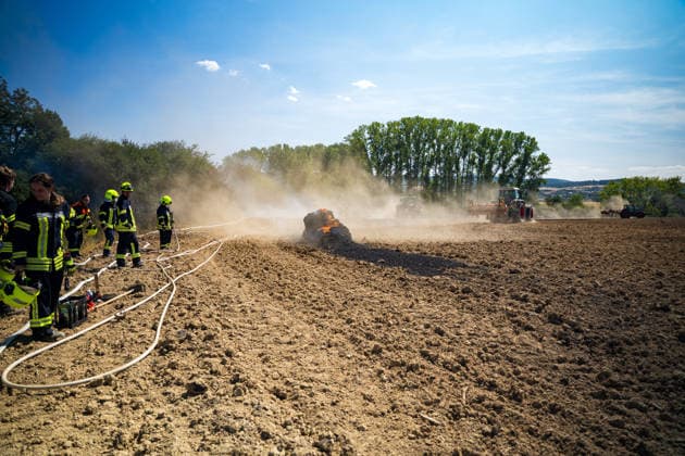Windhose lässt Feuer an Traktor mit Ballenpresse auf einen Hektar Feld übergreifen Am 24.07.2026 brannte im östlichen Bereich von Neu-Anspach, in Richtung der Gemarkungsgrenze zu Usingen, ein Traktor mit Ballenpresse sowie eine zunächst rund 6.000 Quadratmeter große Feldfläche, die sich im Einsatzverlauf auf etwa einen Hektar ausweitete. Eine Windhose begünstigte die Ausbreitung der Flammen in Richtung des angrenzenden Bahndamms. Die Feuerwehr wurde um 14:37 Uhr alarmiert und rückte mit rund 70 Einsatzkräften an, darunter die nachalarmierte Feuerwehr Neu-Anspach mit einem Großtanklöschfahrzeug. Wegen starker Rauchentwicklung und Ausbreitungsgefahr wurde die Strecke der Taunusbahn gesperrt. Nach Angaben des betroffenen Landwirts e