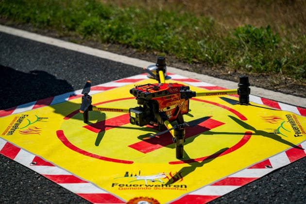 Windhose lässt Feuer an Traktor mit Ballenpresse auf einen Hektar Feld übergreifen Am 24.07.2026 brannte im östlichen Bereich von Neu-Anspach, in Richtung der Gemarkungsgrenze zu Usingen, ein Traktor mit Ballenpresse sowie eine zunächst rund 6.000 Quadratmeter große Feldfläche, die sich im Einsatzverlauf auf etwa einen Hektar ausweitete. Eine Windhose begünstigte die Ausbreitung der Flammen in Richtung des angrenzenden Bahndamms. Die Feuerwehr wurde um 14:37 Uhr alarmiert und rückte mit rund 70 Einsatzkräften an, darunter die nachalarmierte Feuerwehr Neu-Anspach mit einem Großtanklöschfahrzeug. Wegen starker Rauchentwicklung und Ausbreitungsgefahr wurde die Strecke der Taunusbahn gesperrt. Nach Angaben des betroffenen Landwirts e