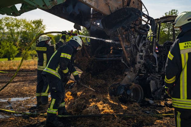 Windhose lässt Feuer an Traktor mit Ballenpresse auf einen Hektar Feld übergreifen Am 24.07.2026 brannte im östlichen Bereich von Neu-Anspach, in Richtung der Gemarkungsgrenze zu Usingen, ein Traktor mit Ballenpresse sowie eine zunächst rund 6.000 Quadratmeter große Feldfläche, die sich im Einsatzverlauf auf etwa einen Hektar ausweitete. Eine Windhose begünstigte die Ausbreitung der Flammen in Richtung des angrenzenden Bahndamms. Die Feuerwehr wurde um 14:37 Uhr alarmiert und rückte mit rund 70 Einsatzkräften an, darunter die nachalarmierte Feuerwehr Neu-Anspach mit einem Großtanklöschfahrzeug. Wegen starker Rauchentwicklung und Ausbreitungsgefahr wurde die Strecke der Taunusbahn gesperrt. Nach Angaben des betroffenen Landwirts e