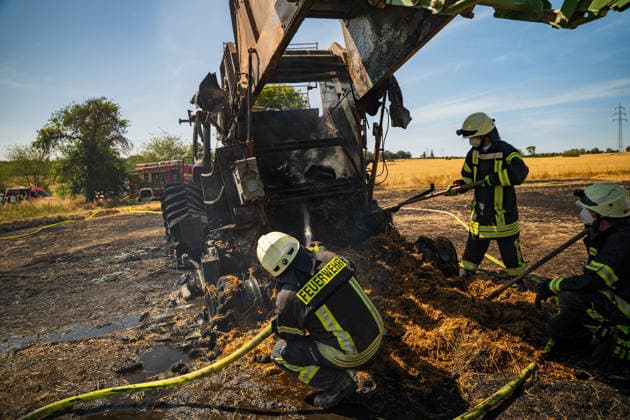 Windhose lässt Feuer an Traktor mit Ballenpresse auf einen Hektar Feld übergreifen Am 24.07.2026 brannte im östlichen Bereich von Neu-Anspach, in Richtung der Gemarkungsgrenze zu Usingen, ein Traktor mit Ballenpresse sowie eine zunächst rund 6.000 Quadratmeter große Feldfläche, die sich im Einsatzverlauf auf etwa einen Hektar ausweitete. Eine Windhose begünstigte die Ausbreitung der Flammen in Richtung des angrenzenden Bahndamms. Die Feuerwehr wurde um 14:37 Uhr alarmiert und rückte mit rund 70 Einsatzkräften an, darunter die nachalarmierte Feuerwehr Neu-Anspach mit einem Großtanklöschfahrzeug. Wegen starker Rauchentwicklung und Ausbreitungsgefahr wurde die Strecke der Taunusbahn gesperrt. Nach Angaben des betroffenen Landwirts e