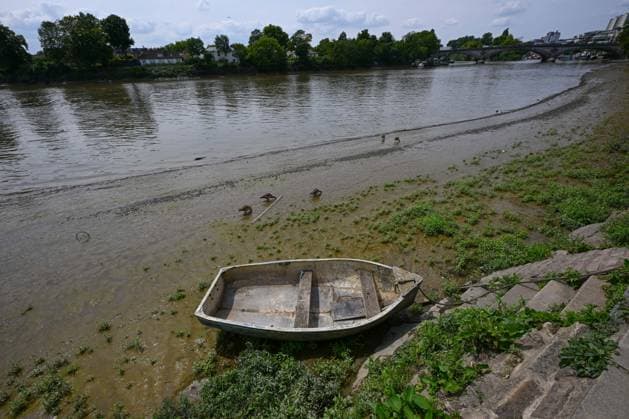 Water level dropped in the River Thames LONDON, UNITED KINGDOM - JULY 24: Boats are seen stranded on the exposed riverbed of the River Thames as water levels drop amid hot and dry weather conditions in London, United Kingdom, on July 24, 2026. Rasid Necati Aslim Anadolu London United Kingdom. Editorial use only. Please get in touch for any other usage.  Copyright: x2026xAnadoluxRasidxNecatixAslimx