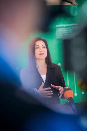 Katherina Reiche (CDU), Bundesministerin fuer Wirtschaft und Energie, besucht die Bosch AG in Bamberg. Bamberg, 24.07.2026. Fotografiert im Auftrag des Bundesministeriums fuer Wirtschaft und Energie Bamberg Deutschland *** Katherina Reiche (CDU), Federal Minister of Economic Affairs and Energy, visits Bosch AG in Bamberg. Bamberg, July 24, 2026. Photographed on behalf of the Federal Ministry of Economic Affairs and Energy. Bamberg, Germany Copyright: xDominikxButzmannx