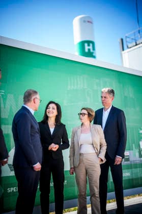 Katherina Reiche (CDU), Bundesministerin fuer Wirtschaft und Energie, besucht die Bosch AG in Bamberg. Bamberg, 24.07.2026. Fotografiert im Auftrag des Bundesministeriums fuer Wirtschaft und Energie Bamberg Deutschland *** Katherina Reiche (CDU), Federal Minister of Economic Affairs and Energy, visits Bosch AG in Bamberg. Bamberg, July 24, 2026. Photographed on behalf of the Federal Ministry of Economic Affairs and Energy. Bamberg, Germany Copyright: xDominikxButzmannx
