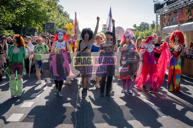 Berlin, CSD, Brandenburger Tor, Drag* March Berlin, CSD, Brandenburger Tor, Drag* March, Demonstration, Party, Parade, Gay, Queer, Berlin Berlin GER *** Berlin, CSD, Brandenburg Gate, Drag* March Berlin, CSD, Brandenburg Gate, Drag* March, Demonstration, Party, Parade, Gay, Queer, Berlin, Berlin, GER