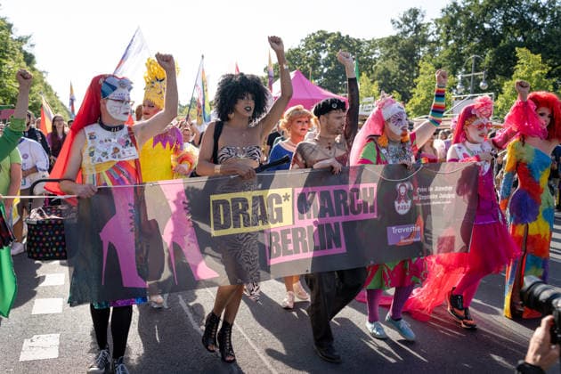 Berlin, CSD, Brandenburger Tor, Drag* March Berlin, CSD, Brandenburger Tor, Drag* March, Demonstration, Party, Parade, Gay, Queer, Berlin Berlin GER *** Berlin, CSD, Brandenburg Gate, Drag* March Berlin, CSD, Brandenburg Gate, Drag* March, Demonstration, Party, Parade, Gay, Queer, Berlin, Berlin, GER
