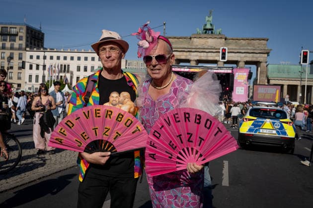 Berlin, CSD, Brandenburger Tor, Drag* March Berlin, CSD, Brandenburger Tor, Drag* March, Demonstration, Party, Parade, Gay, Queer, Berlin Berlin GER *** Berlin, CSD, Brandenburg Gate, Drag* March Berlin, CSD, Brandenburg Gate, Drag* March, Demonstration, Party, Parade, Gay, Queer, Berlin, Berlin, GER