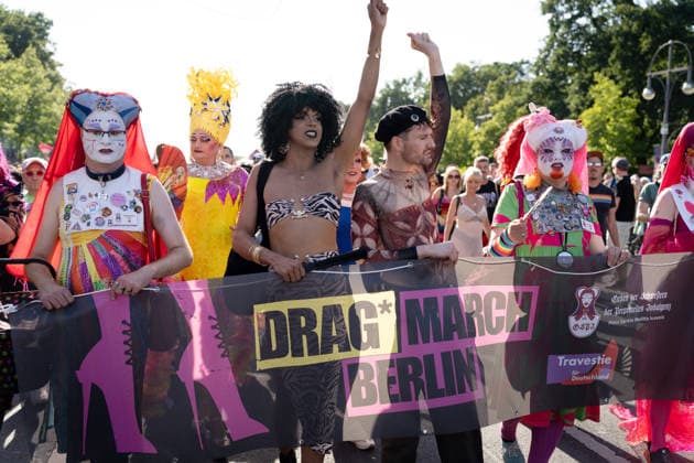 Berlin, CSD, Brandenburger Tor, Drag* March Berlin, CSD, Brandenburger Tor, Drag* March, Demonstration, Party, Parade, Gay, Queer, Berlin Berlin GER *** Berlin, CSD, Brandenburg Gate, Drag* March Berlin, CSD, Brandenburg Gate, Drag* March, Demonstration, Party, Parade, Gay, Queer, Berlin, Berlin, GER