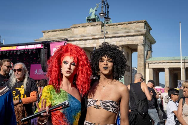 Berlin, CSD, Brandenburger Tor, Drag* March Berlin, CSD, Brandenburger Tor, Drag* March, Demonstration, Party, Parade, Gay, Queer, Berlin Berlin GER *** Berlin, CSD, Brandenburg Gate, Drag* March Berlin, CSD, Brandenburg Gate, Drag* March, Demonstration, Party, Parade, Gay, Queer, Berlin, Berlin, GER
