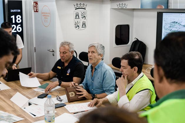 Evacuation Ordered for Cebreros, Hoyo de Pinares, and Burgohondo; Navaluenga Placed Under Lockdown Due to the Ávila Wildfire Interior Minister Fernando Grande Marlaska, during a meeting at the Forward Command Post (PMA) on July 24, 2026, in Navaluenga, Ávila, Castile and León, Spain. The Government Delegation has ordered the lockdown of the town of Navaluenga, as well as the partial evacuation of Cebreros and the municipalities of Hoyo de Pinares and Burgohondo, due to the spread of the wildfire that originated in the municipality of Burgohondo. Specifically, in Cebreros, it has been determined that the town center will be placed under lockdown, along with the evacuation of homes in the front line. Meanwhile, the evacuation of affected res  Copyright: xCarlosxLujanx 7685379
