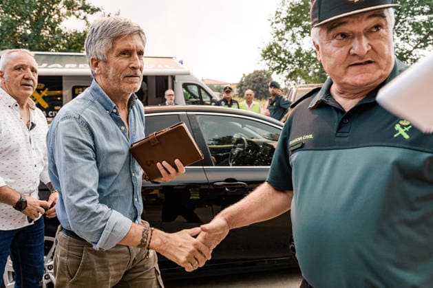 Evacuation orders issued for Cebreros, Hoyo de Pinares, and Burgohondo, and Navaluenga is placed under lockdown due to the fire in Ávila. Interior Minister Fernando Grande Marlaska, upon his arrival at a meeting at the Forward Command Post (PMA) on July 24, 2026, in Navaluenga, Ávila, Castile and León, Spain. The Government Delegation has ordered the lockdown of the town of Navaluenga, as well as the partial evacuation of Cebreros and the municipalities of Hoyo de Pinares and Burgohondo, due to the spread of the wildfire that originated in the municipality of Burgohondo. Specifically, in Cebreros, it has been determined that the town center will be placed under lockdown, along with the evacuation of the first line of homes. Meanwhile, the  Copyright: xCarlosxLujanx 7685386