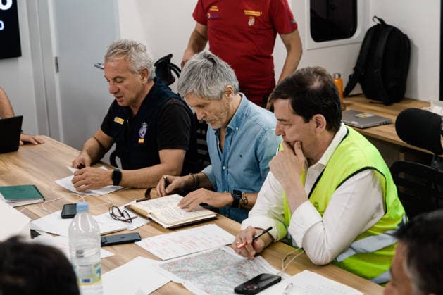 Evacuation Ordered for Cebreros, Hoyo de Pinares, and Burgohondo; Navaluenga Placed Under Lockdown Due to the Ávila Wildfire Interior Minister Fernando Grande Marlaska, during a meeting at the Forward Command Post (PMA) on July 24, 2026, in Navaluenga, Ávila, Castile and León, Spain. The Government Delegation has ordered the lockdown of the town of Navaluenga, as well as the partial evacuation of Cebreros and the municipalities of Hoyo de Pinares and Burgohondo, due to the spread of the wildfire that originated in the municipality of Burgohondo. Specifically, in Cebreros, it has been determined that the town center will be placed under lockdown, along with the evacuation of homes in the front line. Meanwhile, the evacuation of affected res  Copyright: xCarlosxLujanx 7685380