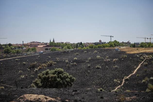July 24, 2026, Navalcarnero, Spain: NAVALCARNERO, SPAIN Ã¢â‚¬ JULY 24, 2026: Municipal workers and local residents carry out cooling operations while tractors create firebreaks after a vegetation fire broke out near residential areas in Navalcarnero, Madrid. Emergency services worked to secure the affected area and prevent the flames from spreading further amid high temperatures and dry conditions. Navalcarnero Spain - ZUMAq101 20260724_zna_q101_089 Copyright: xEugenioxRodriguezxRigox