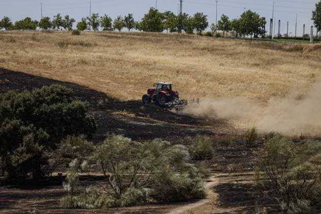July 24, 2026, Navalcarnero, Spain: NAVALCARNERO, SPAIN Ã¢â‚¬ JULY 24, 2026: Municipal workers and local residents carry out cooling operations while tractors create firebreaks after a vegetation fire broke out near residential areas in Navalcarnero, Madrid. Emergency services worked to secure the affected area and prevent the flames from spreading further amid high temperatures and dry conditions. Navalcarnero Spain - ZUMAq101 20260724_zna_q101_090 Copyright: xEugenioxRodriguezxRigox