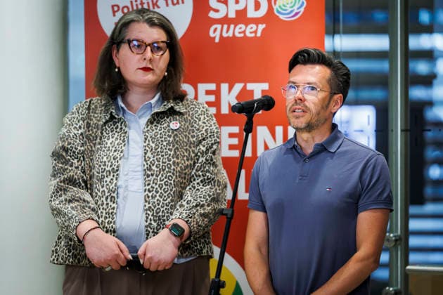 (L-R) Die stellvertretende Bundesvorsitzende der SPDqueer, Hannah Trulsen und der Bundesvorsitzende der Arbeitsgemeinschaft SPDqueer, Oliver Strotzer, aufgenommen im Rahmen eines Pressestatements anlaesslich der Hissung der Progressive-Pride-Flagge am Willy-Brandt-HausBerlin, 24.07.2026.Berlin, 24.07.2026. Berlin Deutschland *** L R Hannah Trulsen, Deputy Federal Chair of SPDqueer, and Oliver Strotzer, Federal Chair of the SPDqueer Working Group, Oliver Strotzer, photographed during a press statement on the occasion of the raising of the Progressive Pride flag at the Willy Brandt House, Berlin, July 24, 2026, Berlin, July 24, 2026, Berlin, Germany Copyright: xAmreixSchulzx